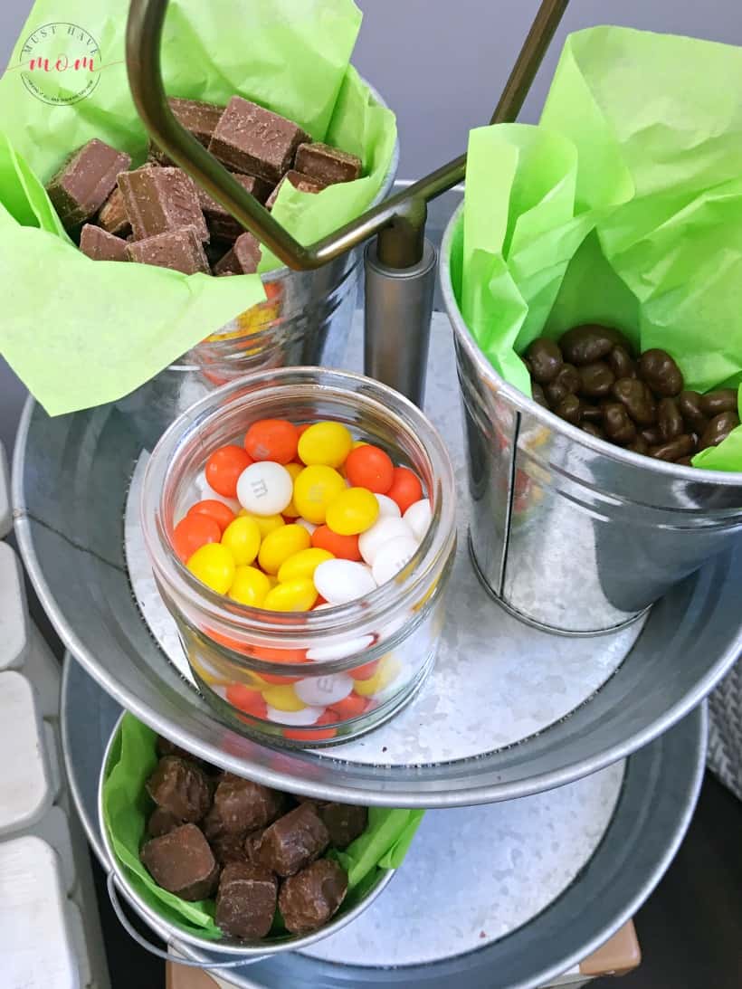 Fall popcorn bar ideas and DIY popcorn bar sign! Great party idea for Thanksgiving or Halloween food. 