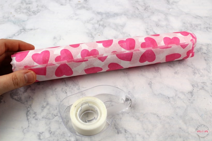 Toilet paper roll crafts for Valentine's Day! Easy and inexpensive Valentine's Day treat poppers for parties.