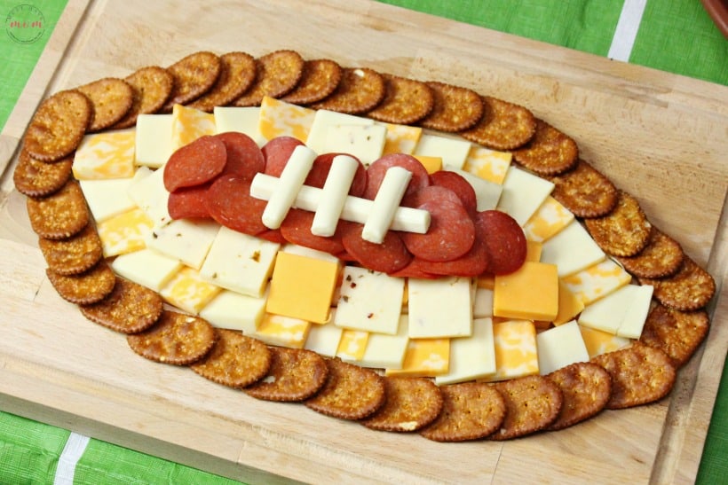 Quick and easy football party ideas for a pinterest-worthy big game party without all the work! Best football party appetizers!