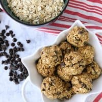 4 ingredient peanut butter no bake energy bites recipe. Super easy grab and go breakfast idea or healthy snack!