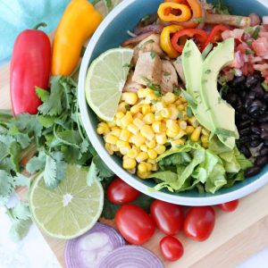 Make ahead lunch ideas - Copycat Chipotle burrito bowl recipe. Make on Sunday and have lunch all week!