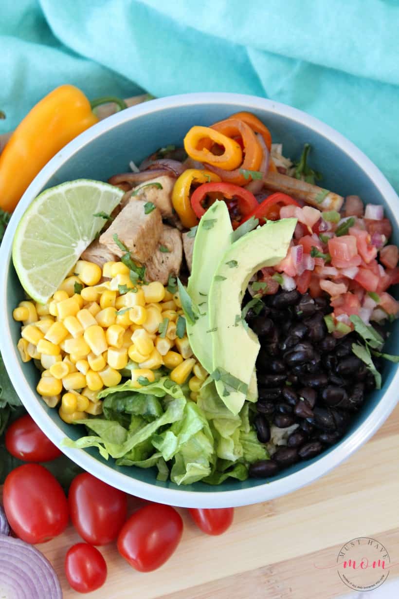 Make ahead lunch ideas - Copycat Chipotle burrito bowl recipe. Make on Sunday and have lunch all week!