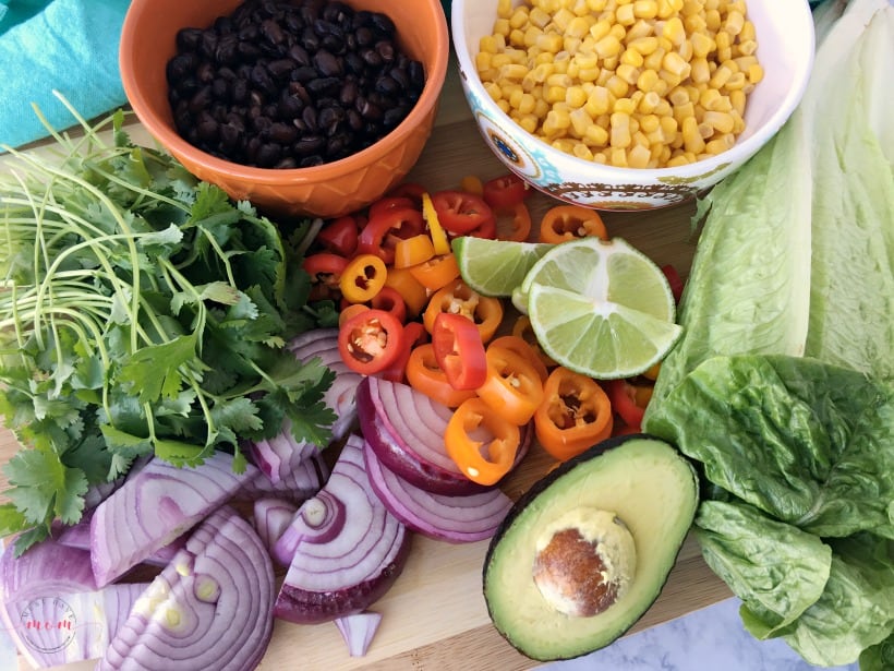 Make ahead lunch ideas - Copycat Chipotle burrito bowl recipe. Make on Sunday and have lunch all week!