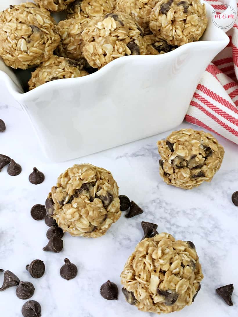 4 ingredient peanut butter no bake energy bites recipe. Super easy grab and go breakfast idea or healthy snack!