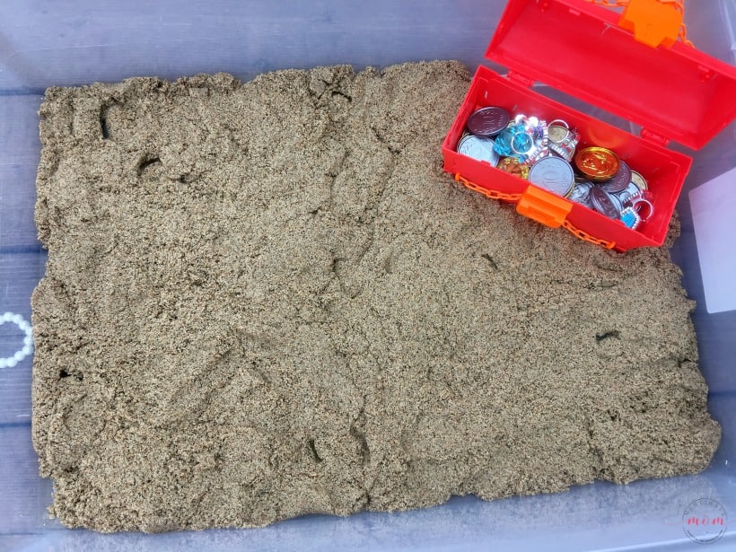 sensory bin with kinetic sand