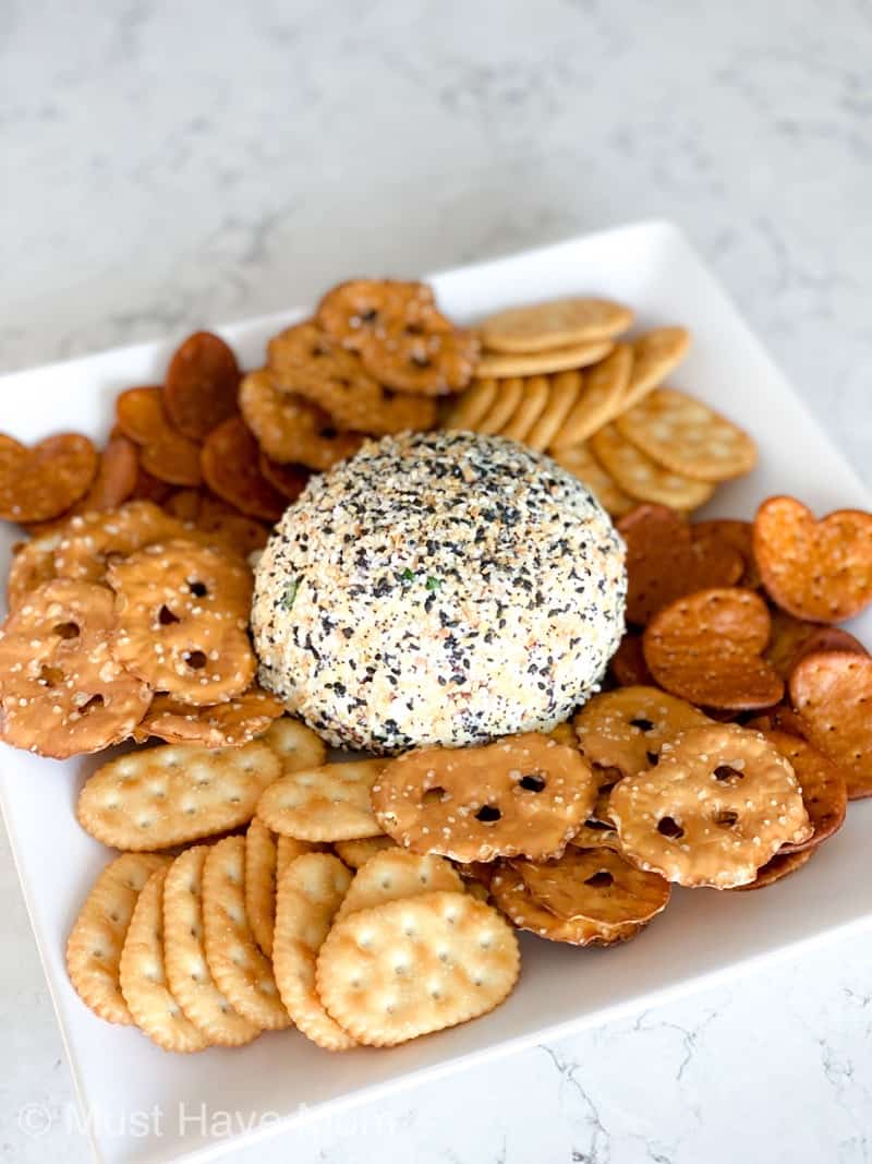 what to serve with a cheese ball