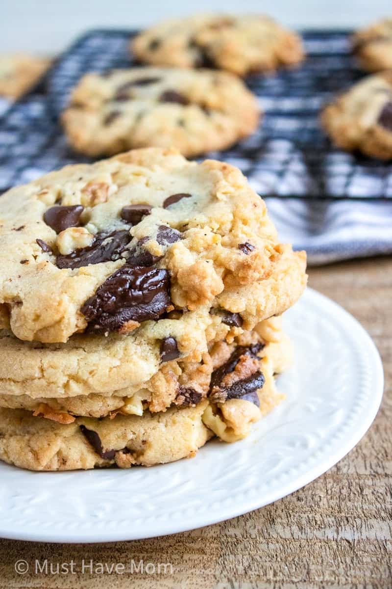 chocolate chunk cookies with walnuts