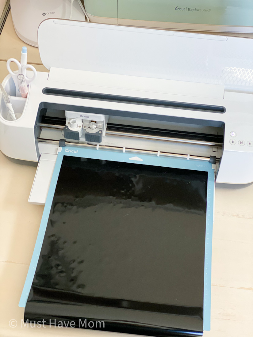 Cricut maker cutting black permanent vinyl